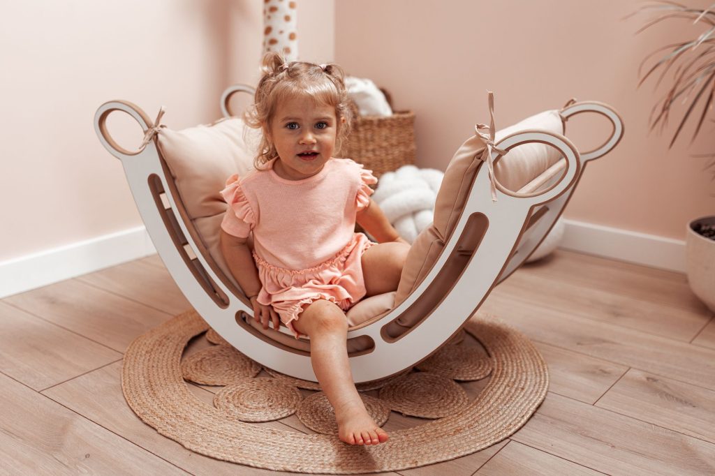 drewniany bujak montessori z poduszką zabawka do pokoju dla dzieci 